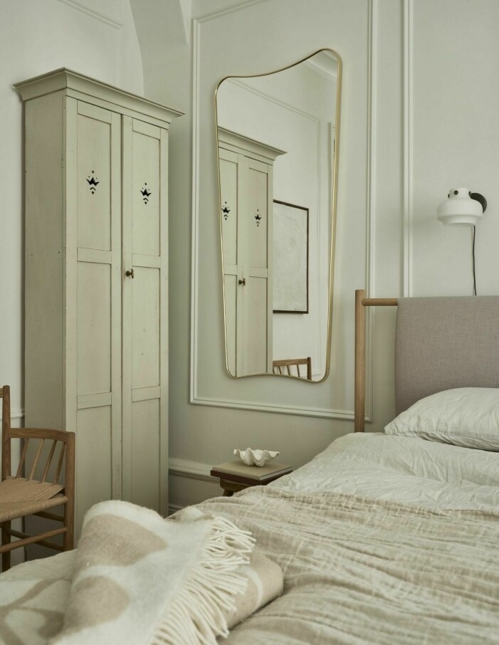 Foto: Kristofer Johnsson. Stylist: Pella Hedeby. Syns i: <a target="_blank" href="https://www.residencemagazine.se/hemma-hos/inspireras-av-sekelskifteslagenheten-med-extra-allt/8773588">"Inspireras av sekelskifteslägenheten – med extra allt"</a>. Vintage klädskåp
