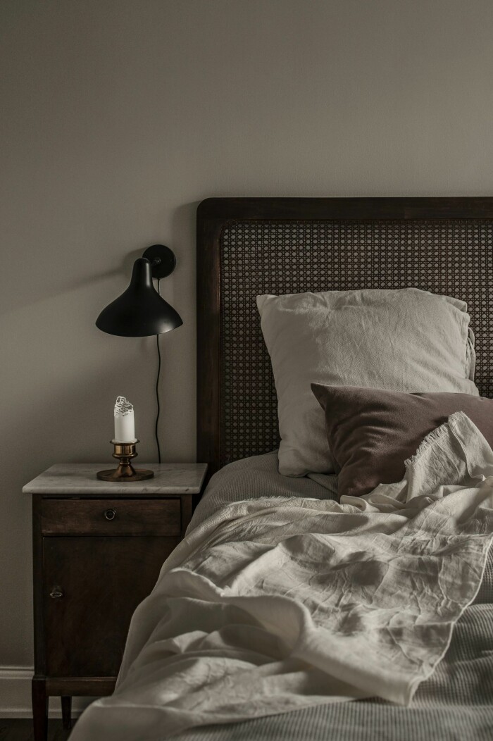 Nattduksborden, som är vintage från Paris, sätter tonen i sovrummet hemma hos Sara Bille. Foto: Andy Liffner Syns i: <a target="_blank" href="https://www.residencemagazine.se/hemma-hos/lilla-paris-i-vasastan—kika-in-hos-fotografen-sara-bille/5965497">Lilla Paris i Vasastan – kika in hos Sara Bille</a> vintage nattduksbord från paris i trä och marmor hos Sara Bille