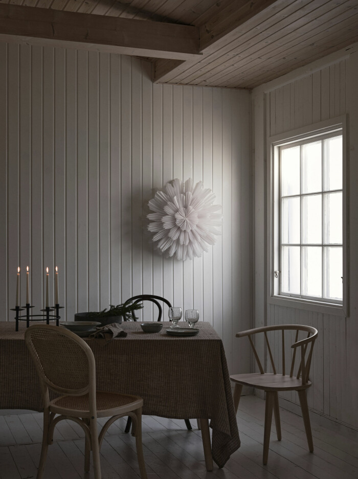 Vintervitt och beige ger en avskalad julkänsla. Foto: Ellos Home