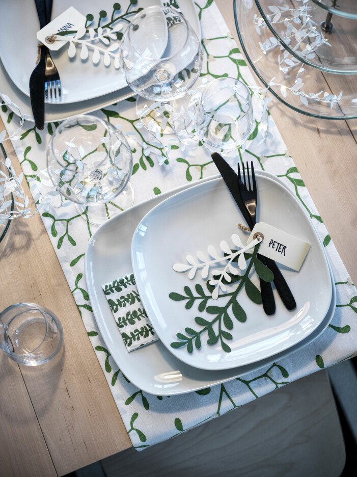 Naturnära motiv med växtliga inslag präglar juldukningen. Julen på Ikea 2021, dukningstrender