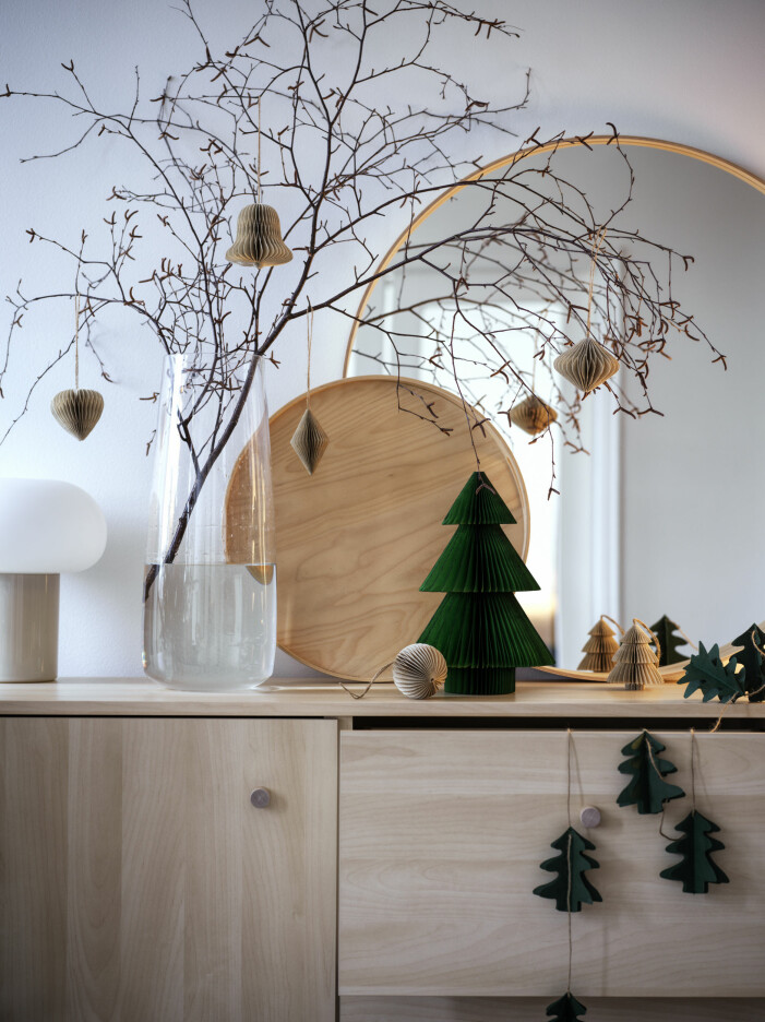 Boosta julstämningen med små pappersdekorationer, antingen hängande eller stående. Julen på Ikea 2021, trä