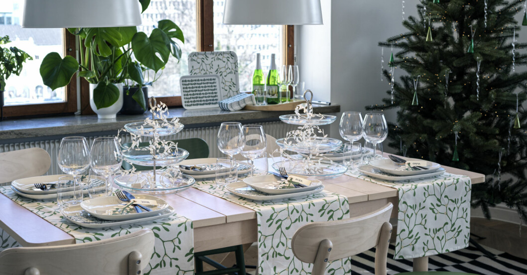 Juldukningen på Ikea 2021 lyfter klassiskt grönt och tidlösa neutraler. Julen på Ikea 2021, bordsdukning