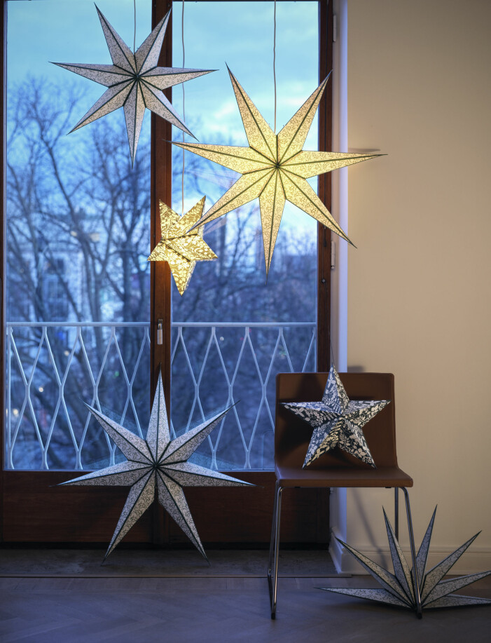 De klassiska lampskärmarna <span class=" italic" data-lab-italic_desktop="italic">Stråla </span>i tidlöst grönt och vitt. Julen 2021 på Ikea, julstjärnor i fönstret
