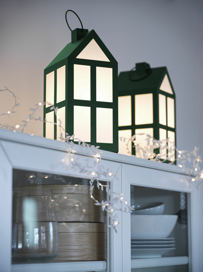 Mörkgröna ljuslyktor från serien <span class=" italic" data-lab-italic_desktop="italic">Stråla</span>. Julen på Ikea 2021, ljuslykta grön