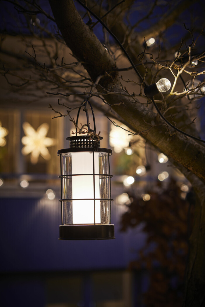 Låt julstämningen sprida sig utomhus med smidig batteridriven belysning. Julen på Ikea 2021, ljuslykta