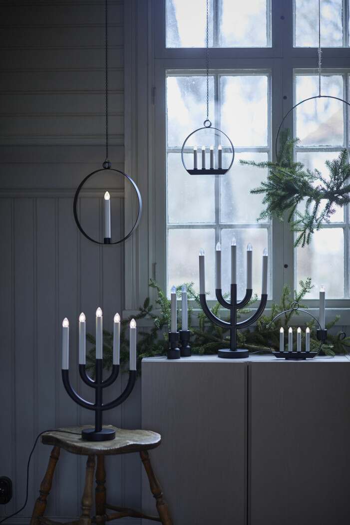 Kollektionen innehåller många el- och batteridrivna ljusstakar i blandade storlekar. Julen på Ikea 2021, olika ljusstakar