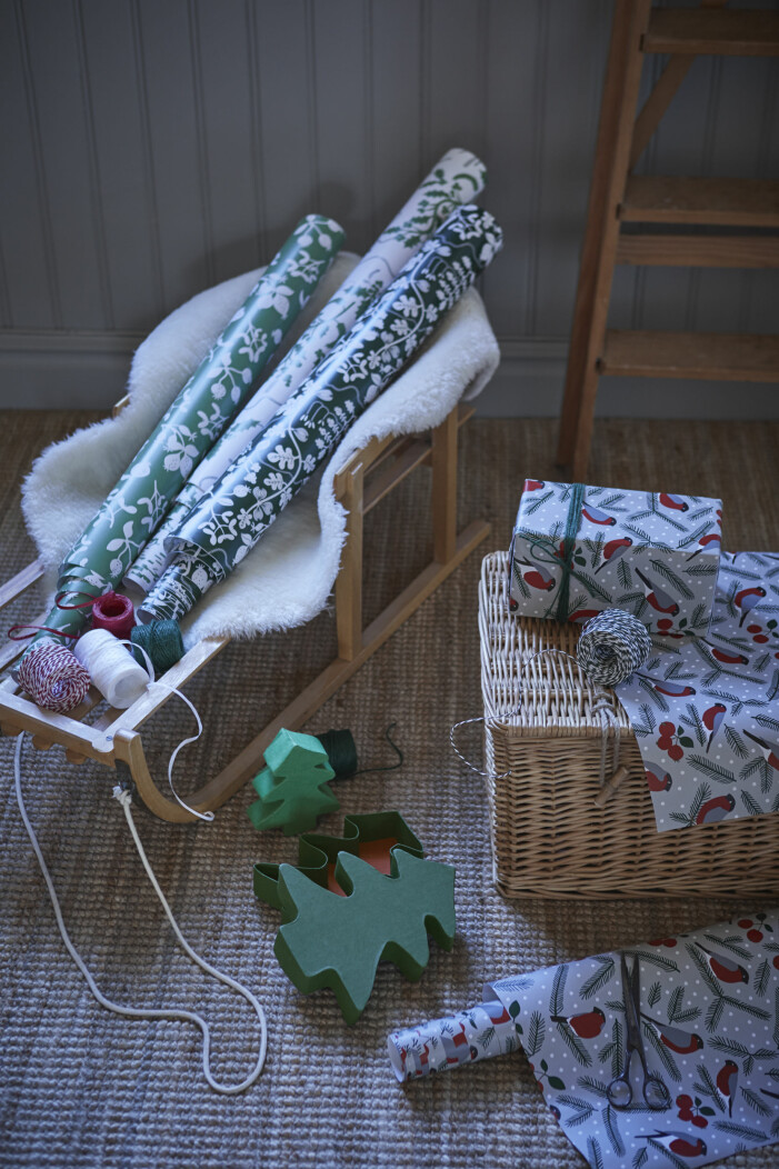 Ladda upp med lekfullt presentpapper lagom till årets festligaste högtid. Julen på Ikea 2021, presentpapper