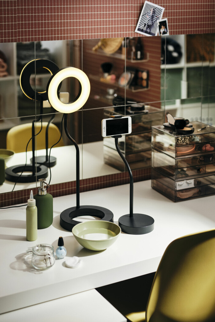 Ikeas ringlampa <span class=" italic" data-lab-italic_desktop="italic">Lånespelare</span> är effektiv utan att ta upp stor plats. Vinter- och vårnyheter hos Ikea 2022, lånespelare ringlampa