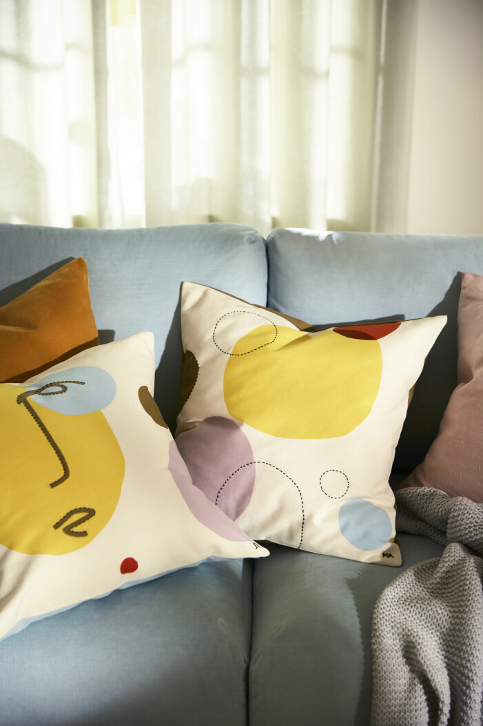 Hej, textil! Kuddfodralen<span class=" italic" data-lab-italic_desktop="italic"> Mandelspil</span> och <span class=" italic" data-lab-italic_desktop="italic">Ängsmätare</span> är designade av Akanksha Deo med inspiration hämtad från Hilma af Klints klassiska verk. Vinter- och vårnyheter hos Ikea 2022, mandelpil ängsmätare kuddar