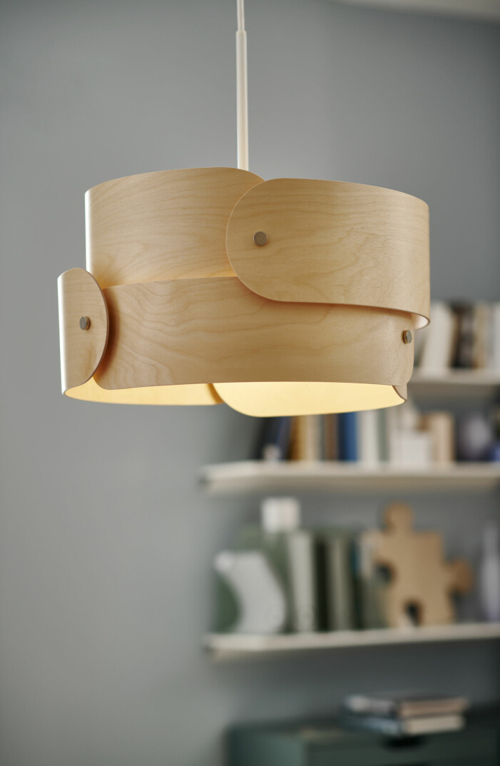 Pendeln <span class=" italic" data-lab-italic_desktop="italic">Södåkra</span> kommer i en levande design, gjord av björk. Vinter- och vårnyheter hos Ikea 2022, Södåkra lampa