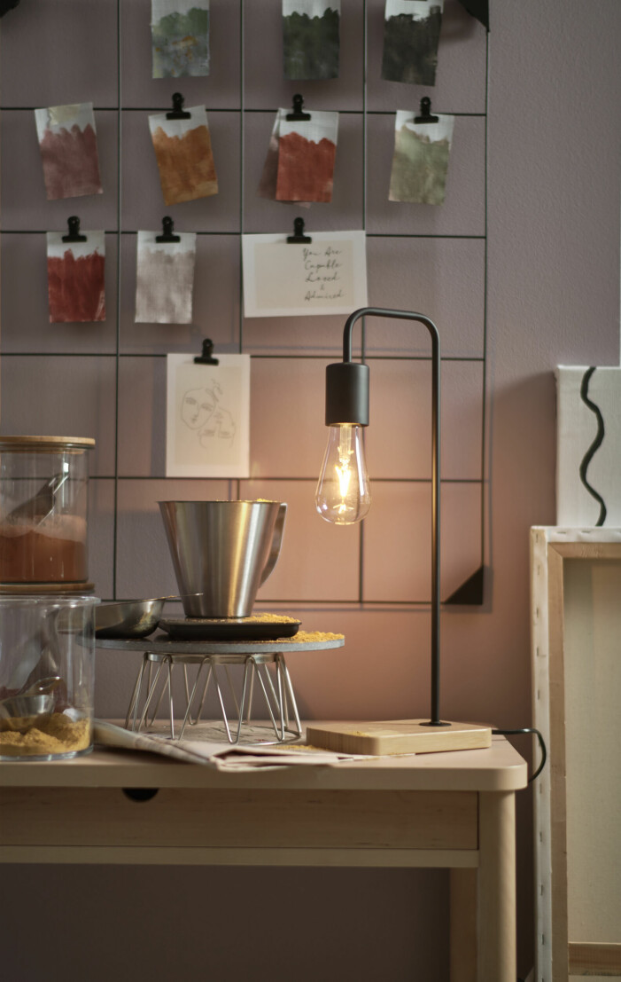 Bordslampan <span class=" italic" data-lab-italic_desktop="italic">Tvärhand</span> adderar rikligt med ljus utan att ta upp stor plats. Vinter- och vårnyheter hos Ikea 2022, bordslampa Tvärhand