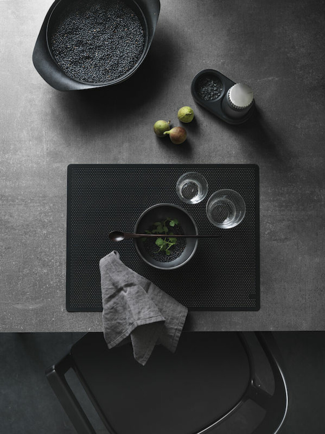 Foto via: <a href="https://www.vipp.com/">Vipp</a> Vipp130_Placemat_Living03_Low