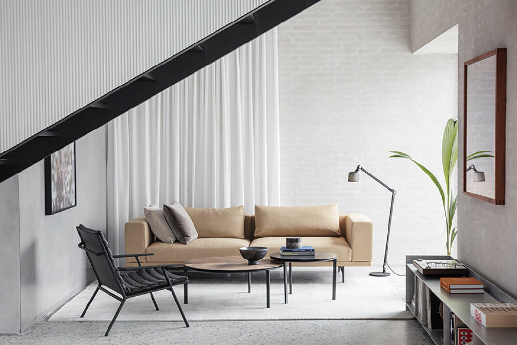 Vardagsrummet är helt inrett med möbler ur Vipps nya satsning. magiska designhotell chimney house vardagsrum2
