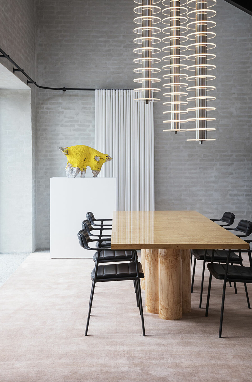 Bord och lampa av Studio David Thulstrup. Stol, Vipp magiska designhotell chimney house matbord