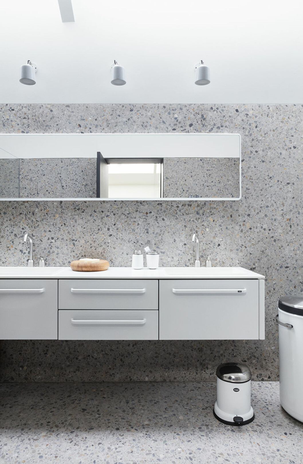 Badrummet bjuder förstås enbart på Vippinredning och terrazzo på både golv och väggar. magiska designhotell chimney house badrum