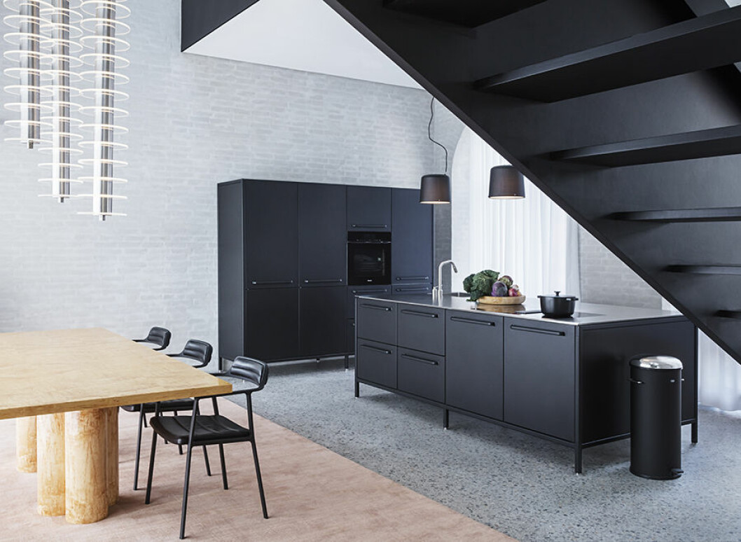 Under trappan ligger köket, Vipps eget. Vardagsrummet är helt inrett med möbler ur Vipps nya satsning. magiska designhotell chimney house vipp kök