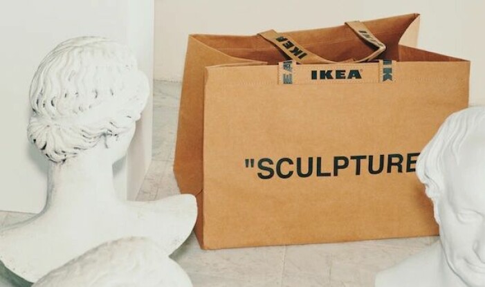 Virgil Ablohs karaktäristiska citattecken syns bland annat på den klassiska Ikea-kassen. Virgil Abloh Ikea bag