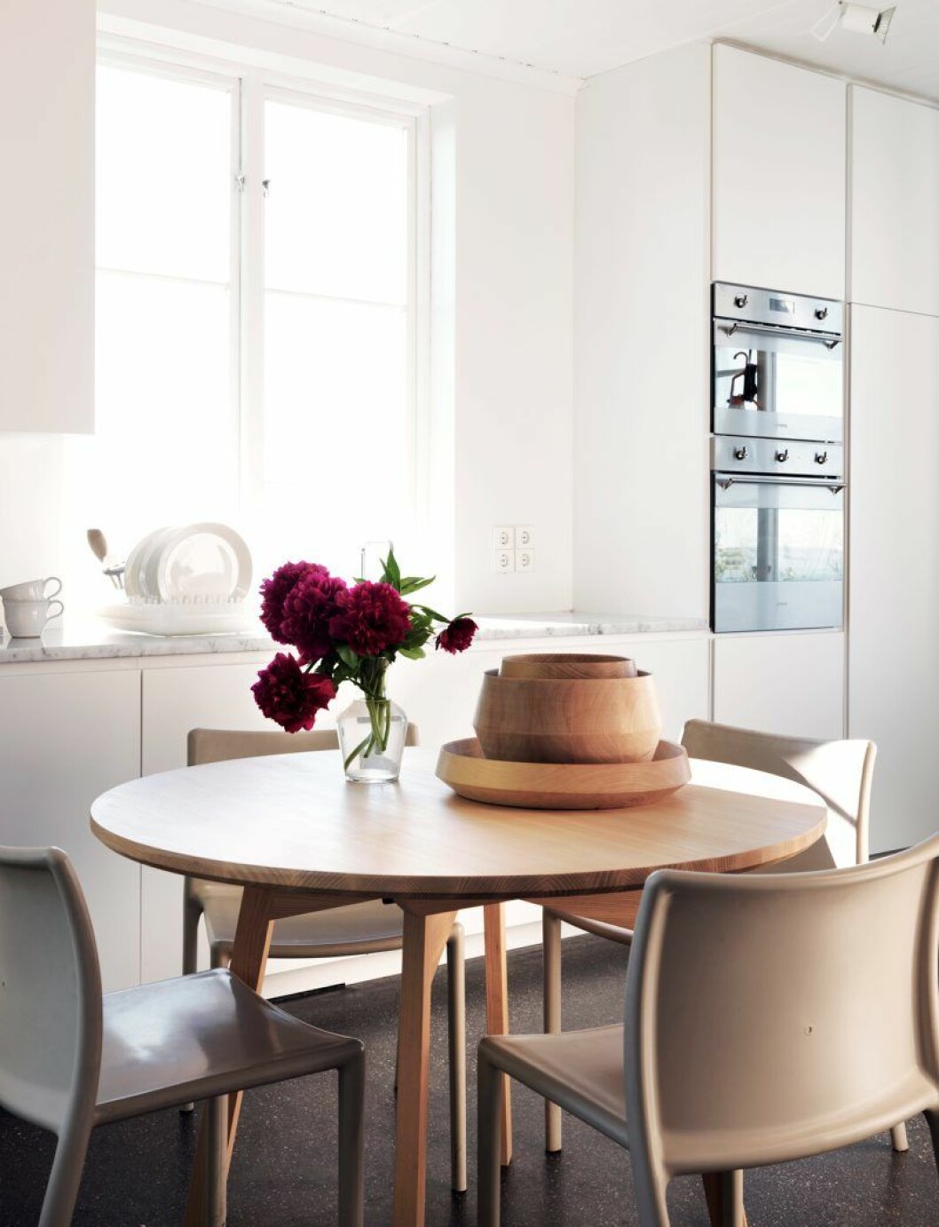 I köket dominerar det utdragbara matbordet, träskålar och fat, formgivna av Jessica Signell Knutsson. Jasper Morrison har formgett stolarna Air Chair för Magis. Vas från Jasper Morrisons designshop. Diskstället Dish Doctor av Marc Newson för Magis. Kopparna av keramikern Anna Gäfvert som kommer från Gotland. vitt sommar kok