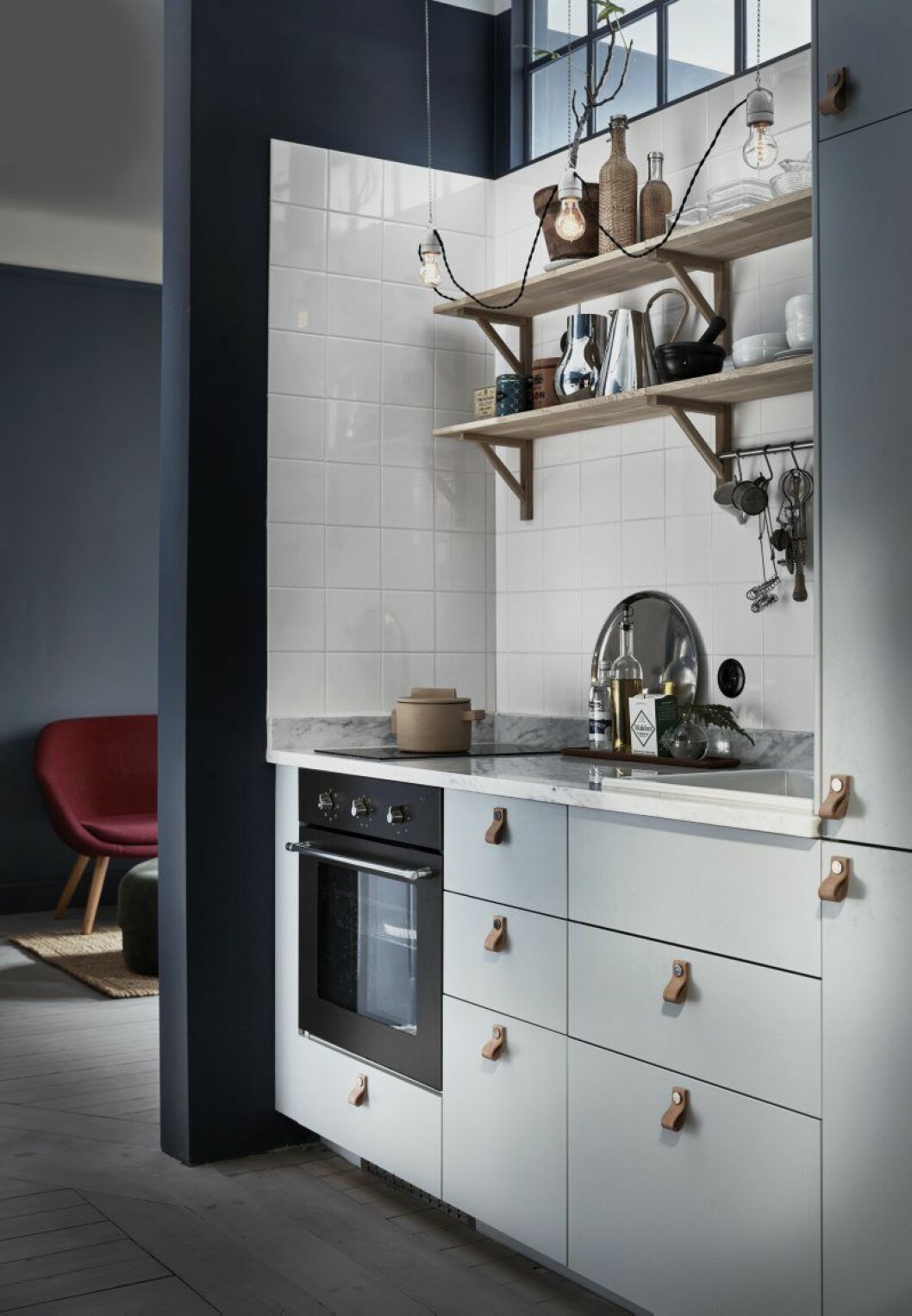 Glasfönstret i köket släpper in dagsljus från sovrummet in mot gården. Kök från Ikea med sprutlackerade luckor och handtag från Superfront. Gryta i lera och rund stålbricka, båda från Asplund. Lampor från Byggfabriken. Glasfönstret i köket släpper in dagsljus från sovrummet in mot gården. Kök från Ikea med sprutlackerade luckor och handtag från Superfront. Gryta i lera och rund stålbricka, båda från Asplund. Lampor från Byggfabriken.