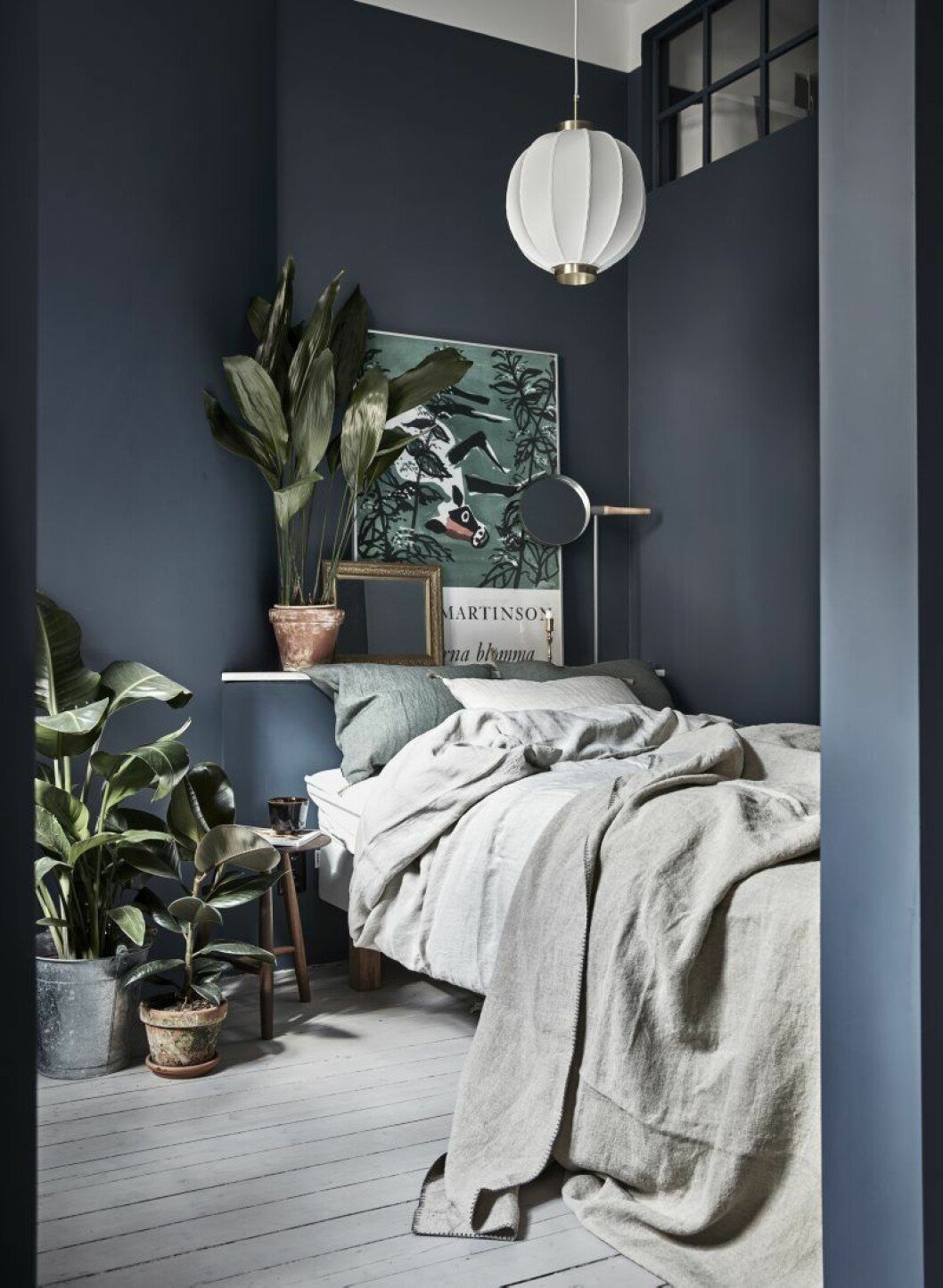 Samtliga sängkläder är köpta på Norrgavel. Rund bordsspegel Me Mirror, design Mathias Hahn för Asplund. Taklampa köpt på Svenskt tenn. Pall från Norrgavel. Samtliga sängkläder är köpta på Norrgavel. Rund bordsspegel Me Mirror, design Mathias Hahn för Asplund. Taklampa köpt på Svenskt tenn. Pall från Norrgavel.