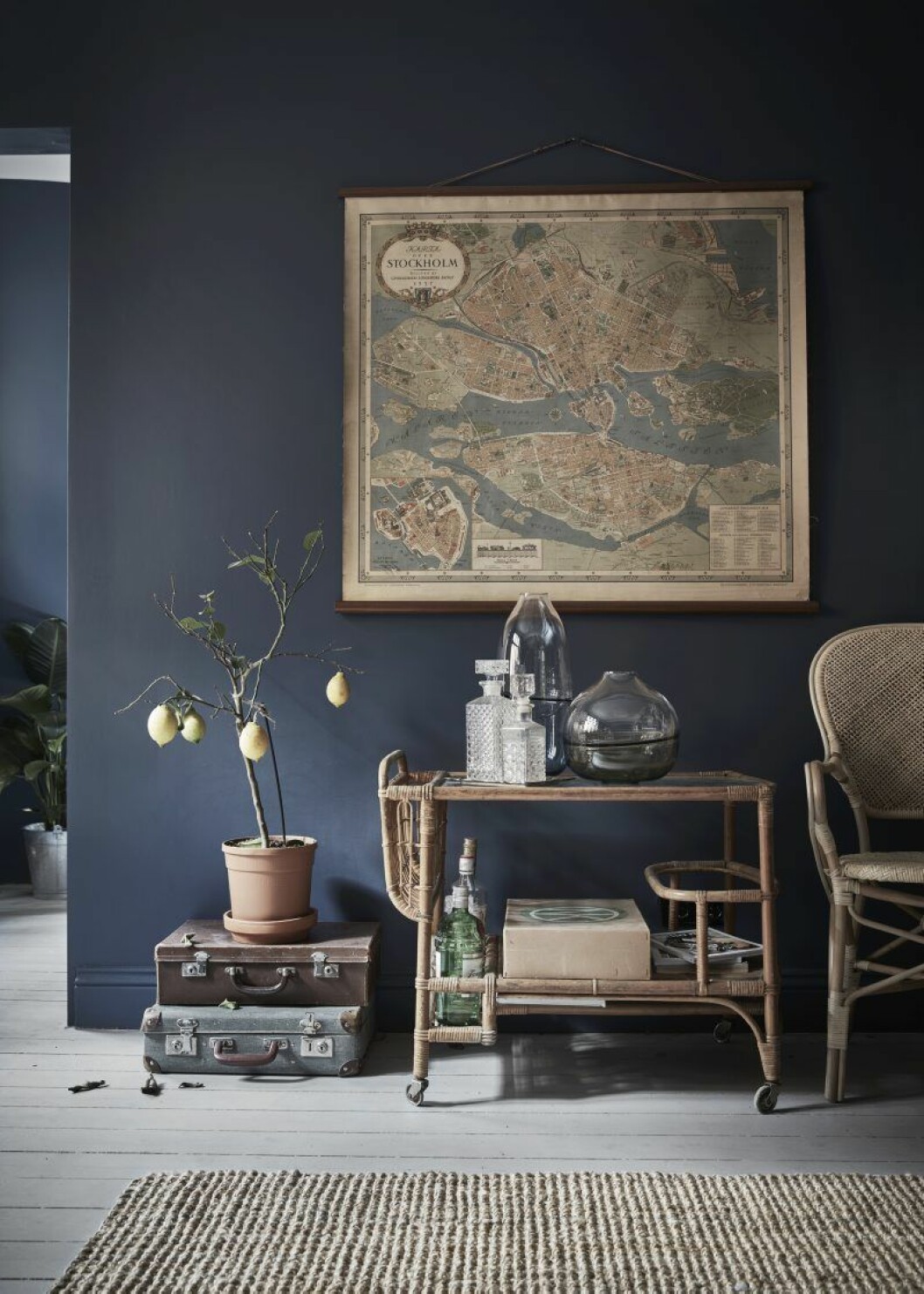 Resväskor, privata. Drinkvagn i rotting köpt på Dusty deco. Glasvaser från Kosta Boda, Asplund. Stol i rotting Rossini från Sika design, Artilleriet. Resväskor, privata. Drinkvagn i rotting köpt på Dusty deco. Glasvaser från Kosta Boda, Asplund. Stol i rotting Rossini från Sika design, Artilleriet.