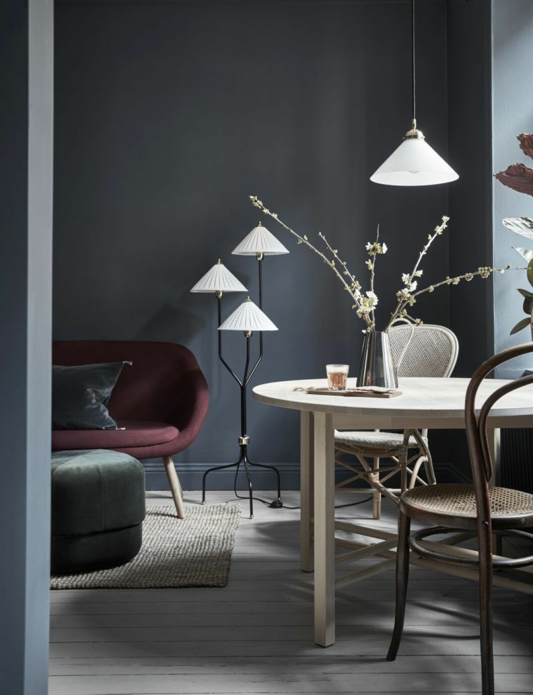 Framför fönstret står matbordet Björksnäs från Ikea. Kanna i stål, Stelton. Rottingstol Rossini, Sika design/Artilleriet och Thonetstol köpt på auktion. Taklampa från Byggfabriken. Sittpuff i sammet från Normann Copenhagen. Soffa About a lounge sofa, design Hee Welling för Hay. Kudde i sammet, Norrgavel, och golvlampa från Svenskt tenn. Framför fönstret står matbordet Björksnäs från Ikea. Kanna i stål, Stelton. Rottingstol Rossini, Sika design/Artilleriet och Thonetstol köpt på auktion. Taklampa från Byggfabriken. Sittpuff i sammet från Normann Copenhagen. Soffa About a lounge sofa, design Hee Welling för Hay. Kudde i sammet, Norrgavel, och golvlampa från Svenskt tenn.