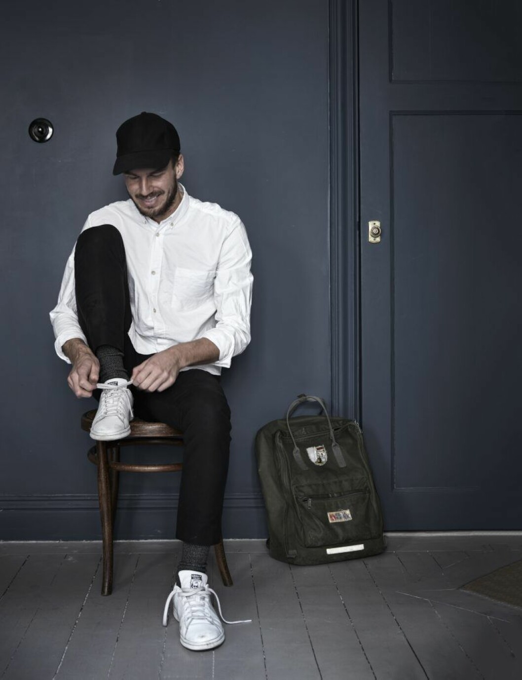 Mattias Vural såg lägenhetens potential och köpte den osedd. Väggfärg Stiffkey blue från Farrow & Ball. Mattias Vural såg lägenhetens potential och köpte den osedd. Väggfärg Stiffkey blue från Farrow & Ball.