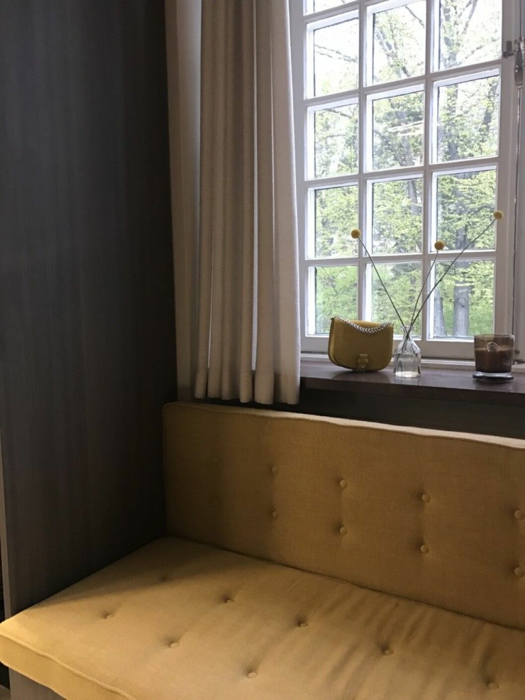 Walk in closet hemma hos Sofia designad av Louise Liljencrantz.