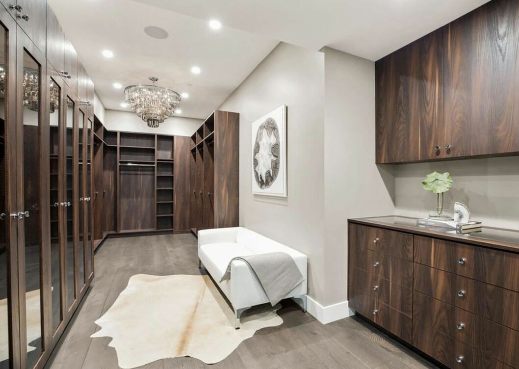 Ingen lyxvilla är komplett utan en walk-in closet/dressing room. Ingen lyxvilla är komplett utan en walk-in closet/dressing room.