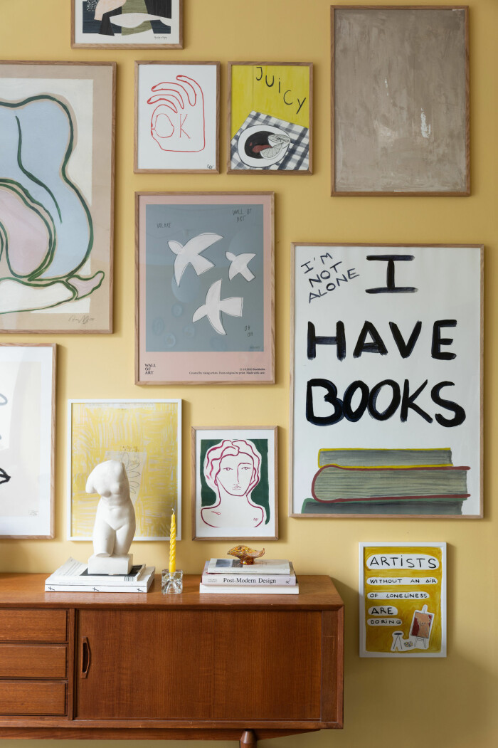 Jobba med mellanrummen tavlorna emellan för att skapa en sammanhängande tavelvägg och använd större mellanrum för att sätta enskilda motiv i fokus. Foto: Jesper Florbrant för Wall of Art inspirerande tavelvägg i personlig stil från wall of art