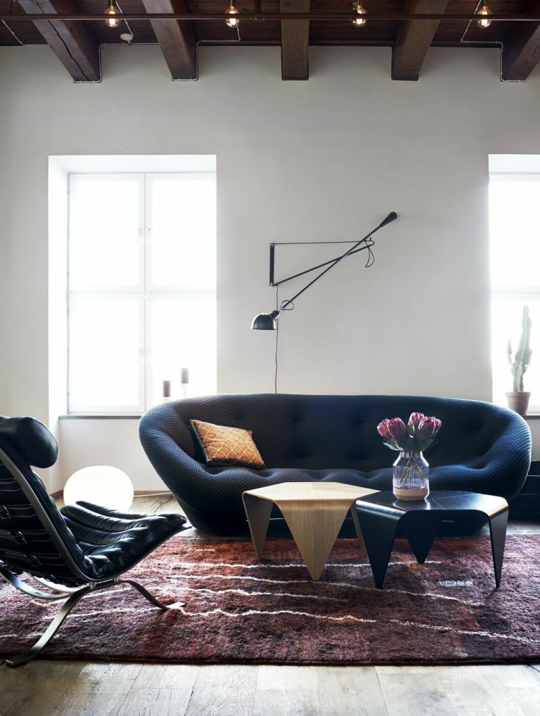 Soffa Ploum från Ligne roset, ”Världens skönaste soffa!”, från väggen pekar lampa 265 av Paolo Rizzatto in mot rummet, Flos. Soffbord Trienna av Ilmari Tapiovaara, Artek. Belysningslösning i taket, Per Söderberg, Neb brass lamp. Golvlampa Glo-ball Basic av Jasper Morrison för Flos. Walter Naeslunds hem8