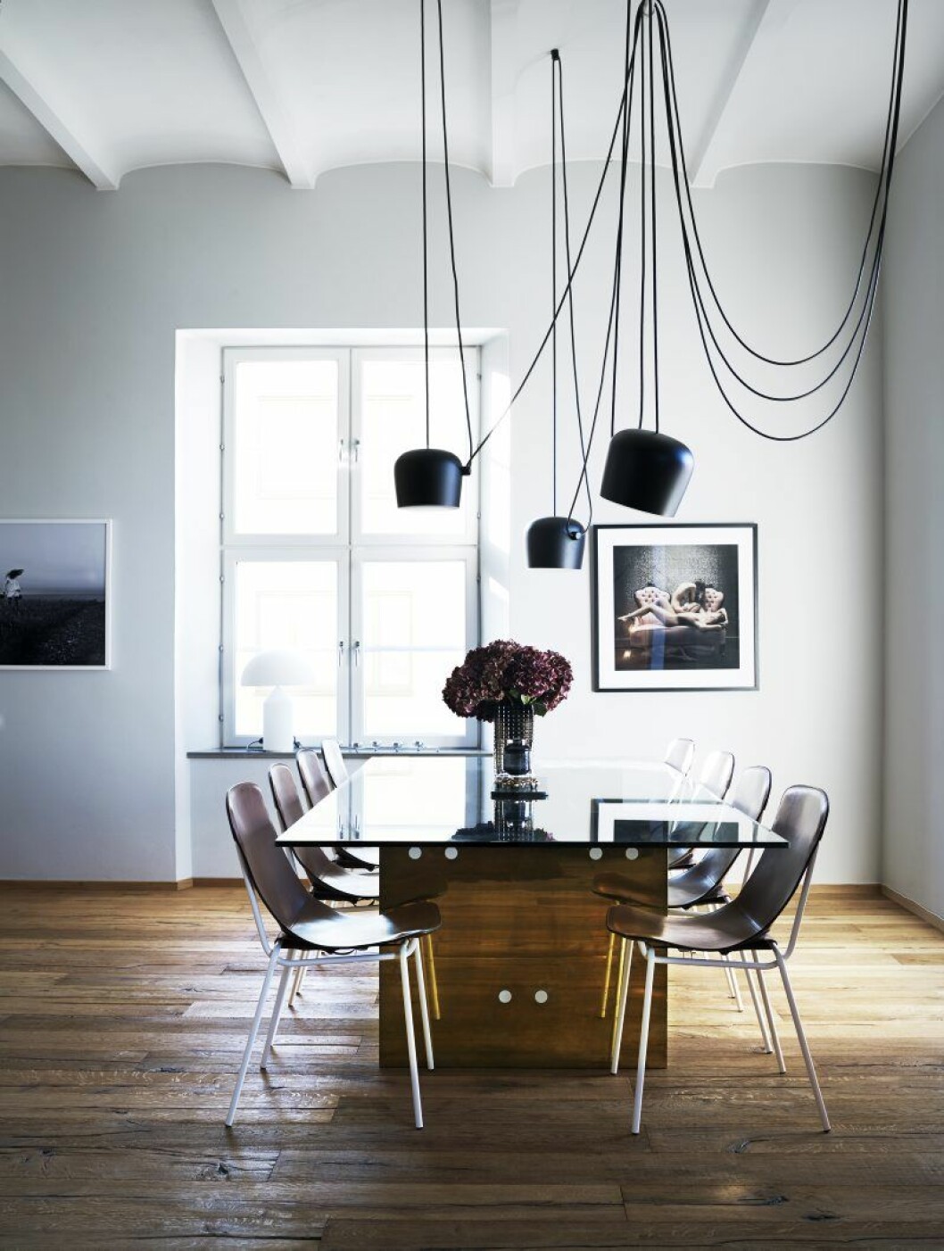 Matbordet av Per Söderberg specialritades för ett privathem och Walter köpte det på Bukowskis. Eventuellt kommer en limiterad upplaga hos Pers företag No early birds. Matbordsstolar Hammock av Axel Bjurström för David design, med specialvita benställ för Walter. ”Jag kallar dem för Walter edition”, skämtar han. Lampa, Aim Pendant av Erwan och Ronan Bouroullec för Flos. Fotokonst i bakgrunden, Ida Sundkvist. Walter Naeslunds hem5