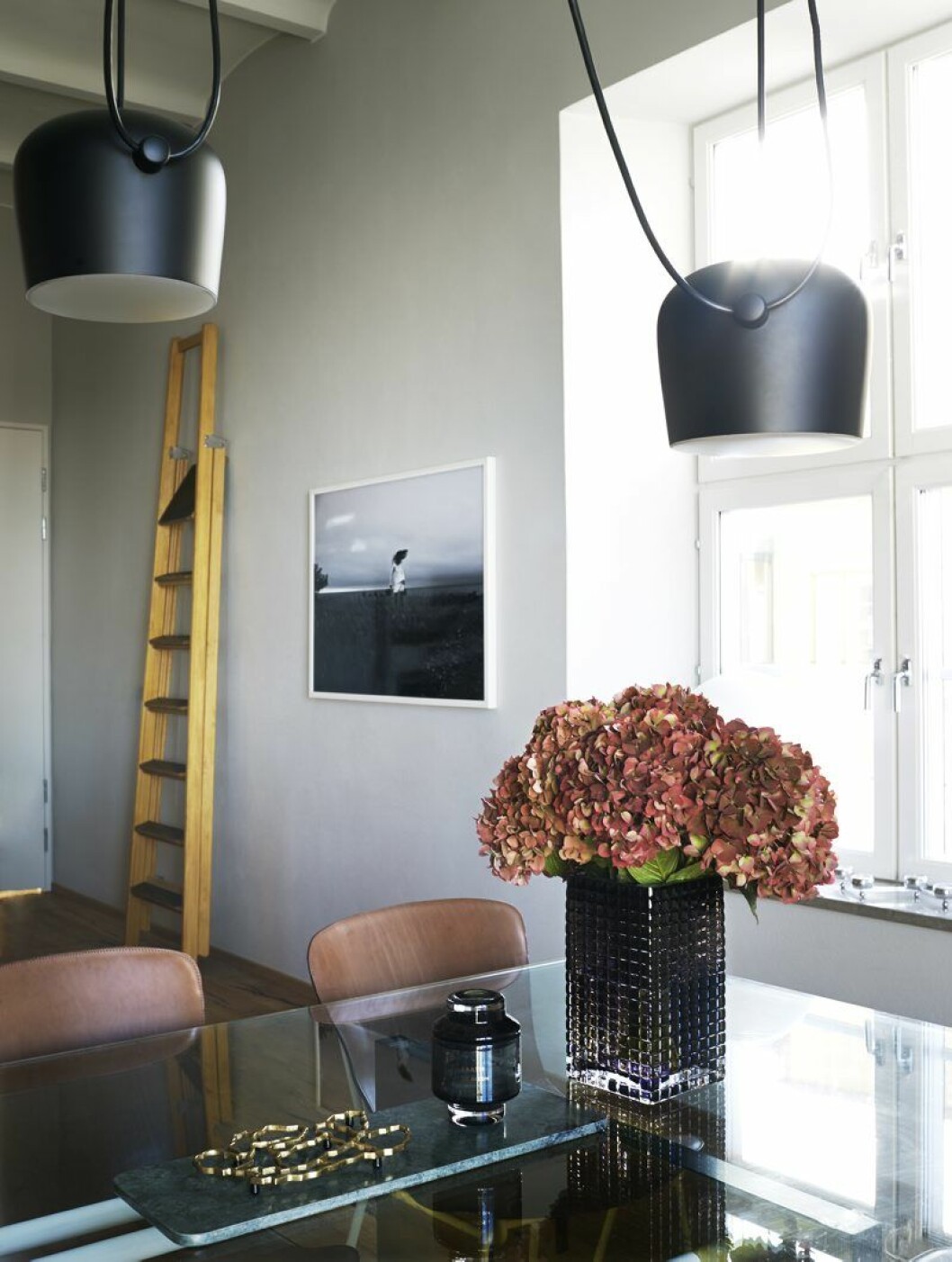 På matbordet underlägg av Svenskt tenn, doftljus Tom Dixon, och vas av Louise Roe. Walter Naeslunds hem6