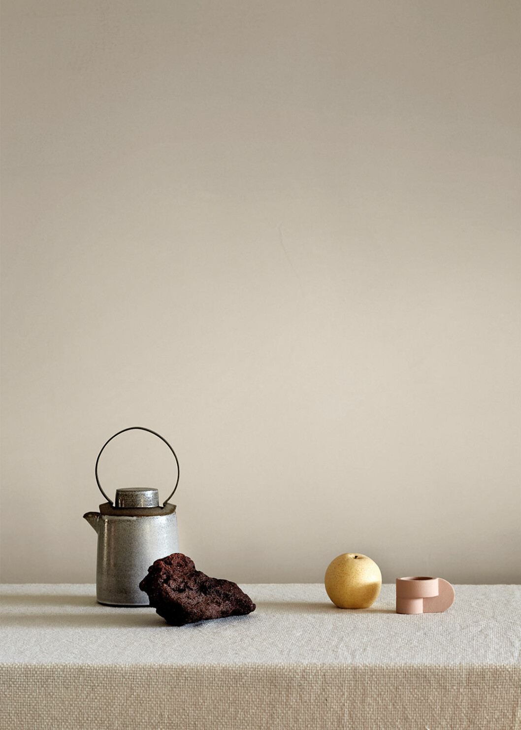Sobert i gråtonad beige, här <em>Lady Minerals Revive 10679 Washed Linen.</em> Foto: Jotun Lady Minerals Revive 10679 Washed Linen från Jotun