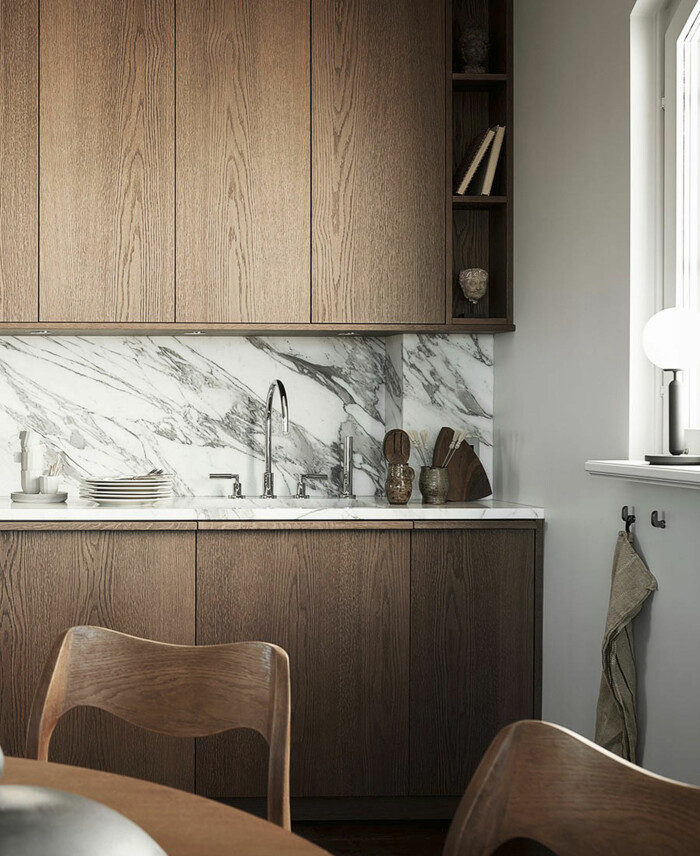 träkök med marmor från nordiska kök