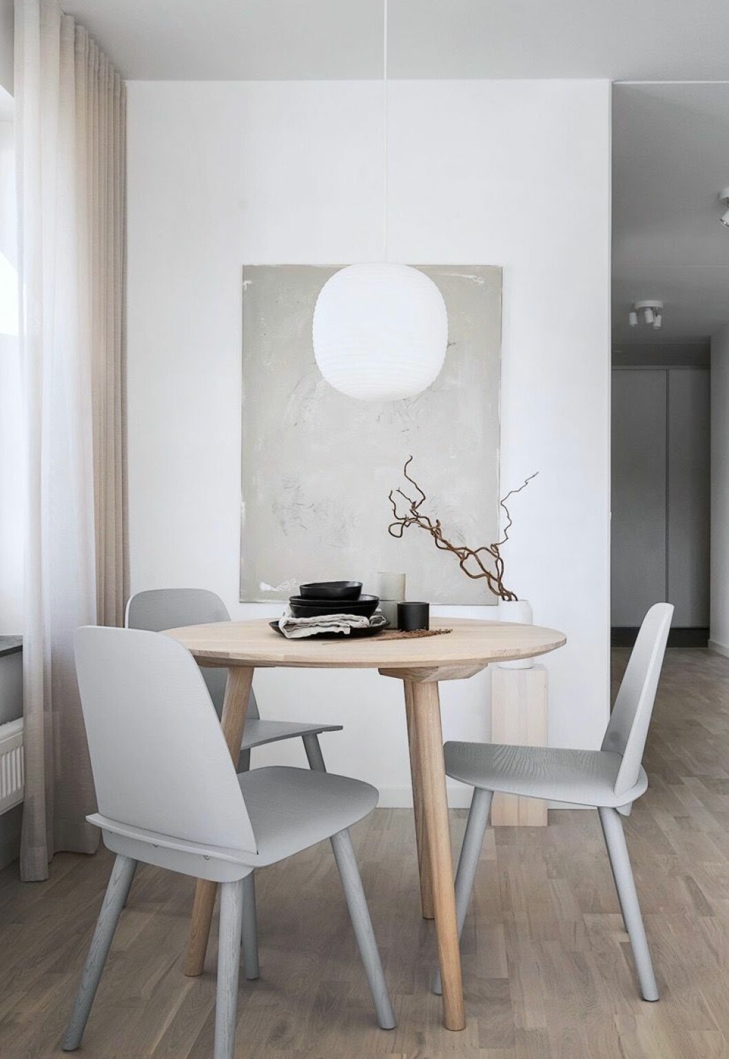 Matbord från &Tradition, stolar från Muuto , lampa från New Works, tavla av Lovisa.