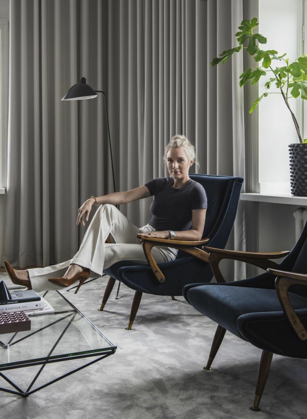 Hanna sitter i sina auktionsfynd, två fåtöljer som kläddes om i sammet. Krukor Hannas egen design, kan köpas via hannasroom.com. Golvlampa, Serge Mouille. Hanna sitter i sina auktionsfynd, två fåtöljer som kläddes om i sammet. Krukor Hannas egen design, kan köpas via hannasroom.com. Golvlampa, Serge Mouille.