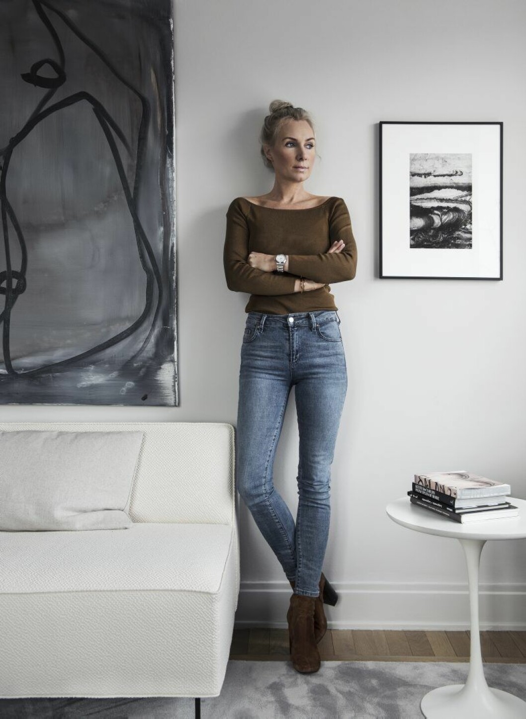 Hela vardagsrummet målades om när familjen låg i influensa. Färg från Farrow & Ball. Bild från Absolute art. Wessman_9