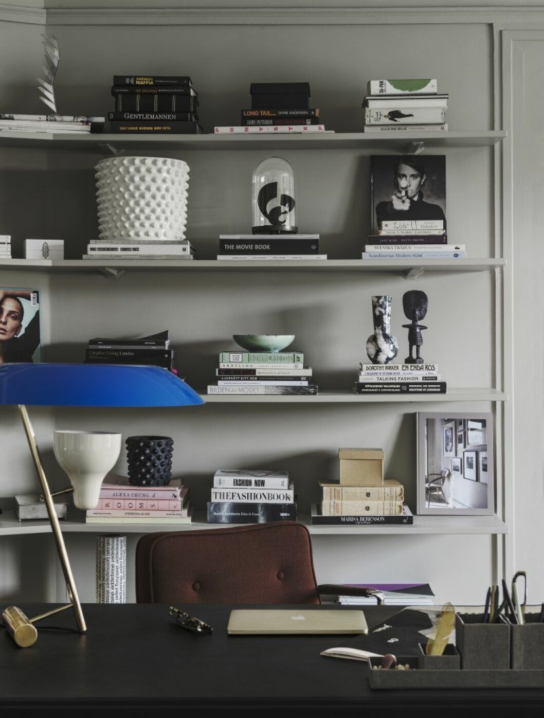 Kontoret ligger för tillfället i matsalen. Lampa, Flos, skrivbord och stol, Charles Eames. Wessman_11