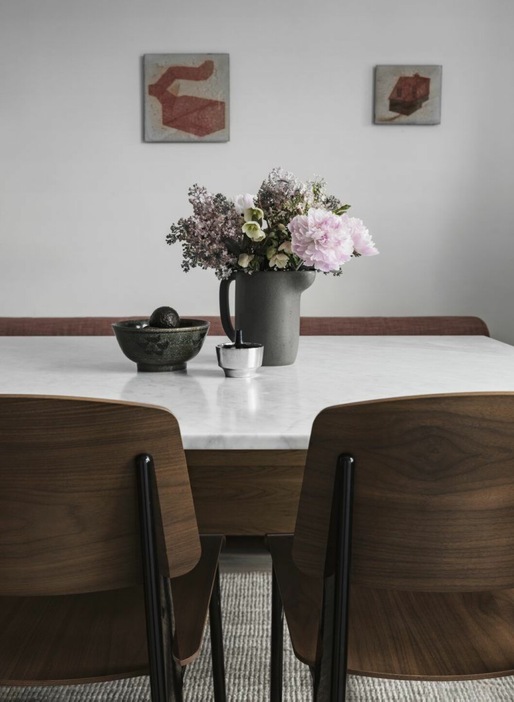 Matplatsen i köket. Matbordet har Hanna byggt själv. Bänken med den rosa kudden är platsbyggd. Kanna av Ilse Crawford för Ikea. Tavlor av Timothy Crisp. Stolar, Jean Prouvé. Wessman_2