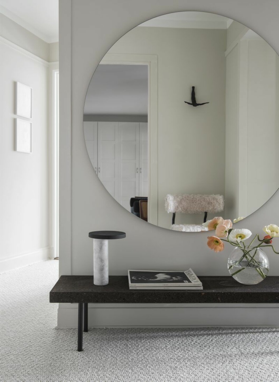 Sidobänk från Ikea, matta från Linoleumkompaniet, stor spegel i Hannas egen design. Wessman_13