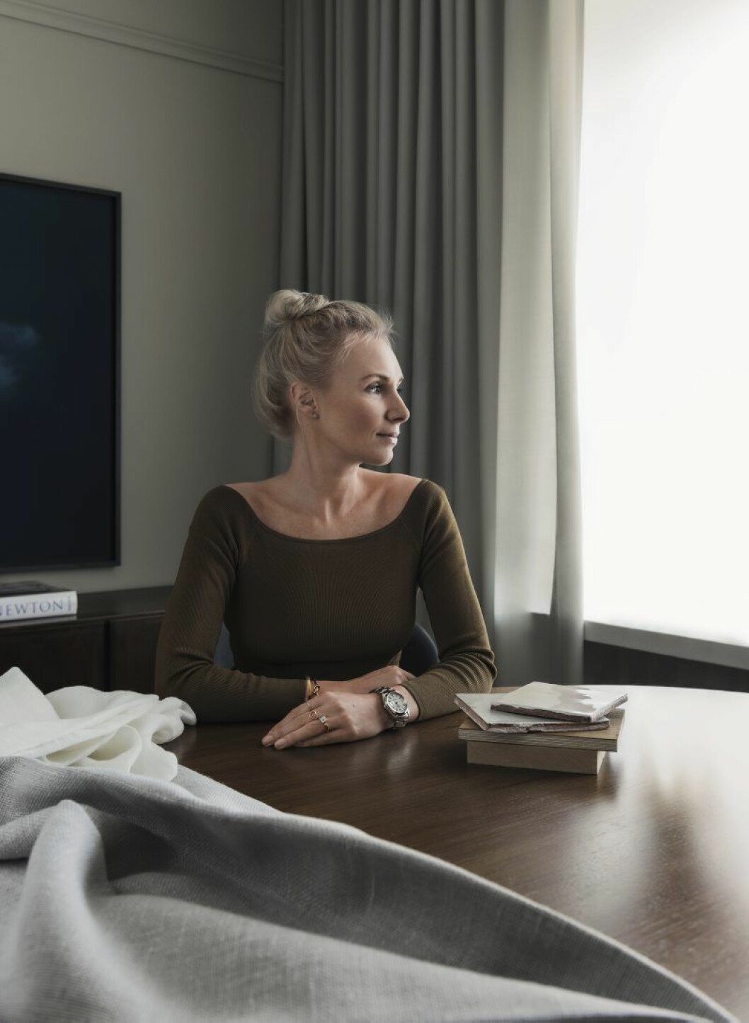 Hanna i matsalen vid matbordet som är en av de första produkterna för egna märket Rood som hon driver tillsammans med vapendragaren Louise Liljencrantz. Hanna i matsalen vid matbordet som är en av de första produkterna för egna märket Rood som hon driver tillsammans med vapen- dragaren Louise Liljencrantz.