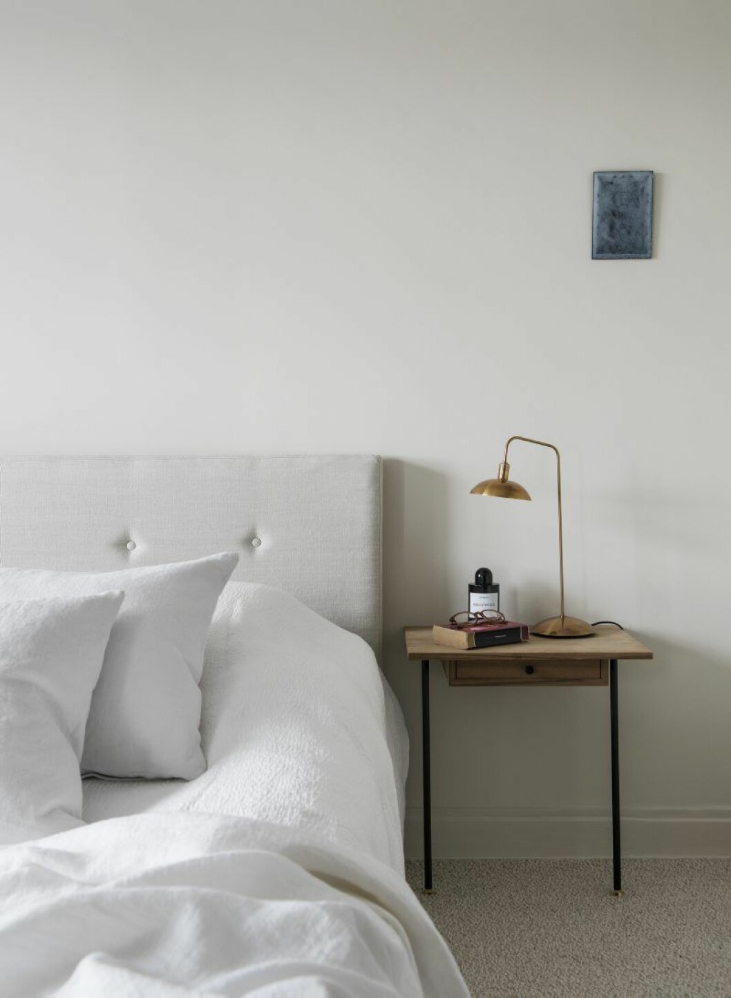 Nattduksbord, Rood. Lampa, överkast och kuddar på sängen, Garbo interior. Sänggaveln har Hanna designat själv. Wessman_7