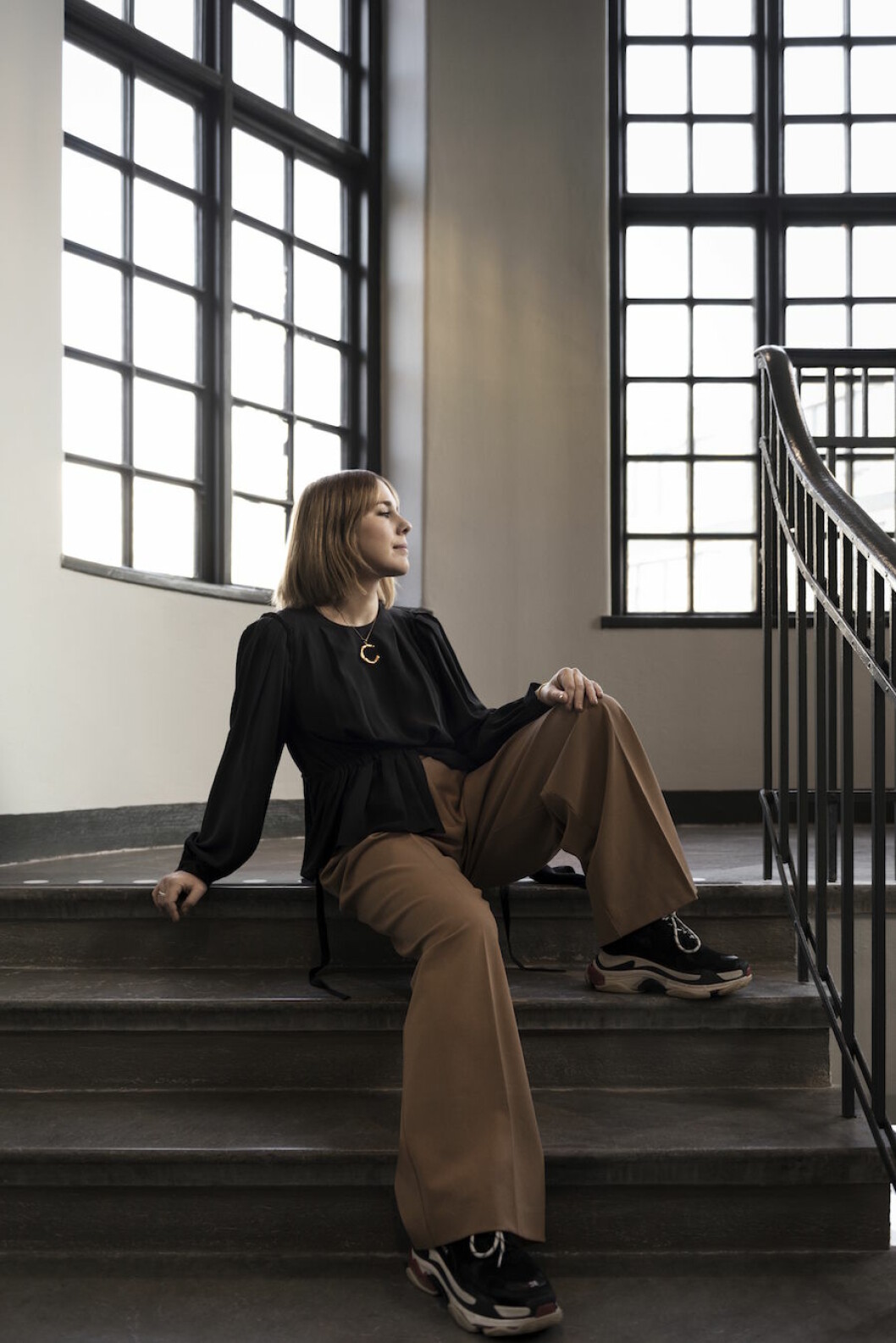 <em>Carin i trappuppgången till sin lägenhet. Halsband Céline, blus Balenciaga, byxor Carin Wester, skor Balenciaga. </em>