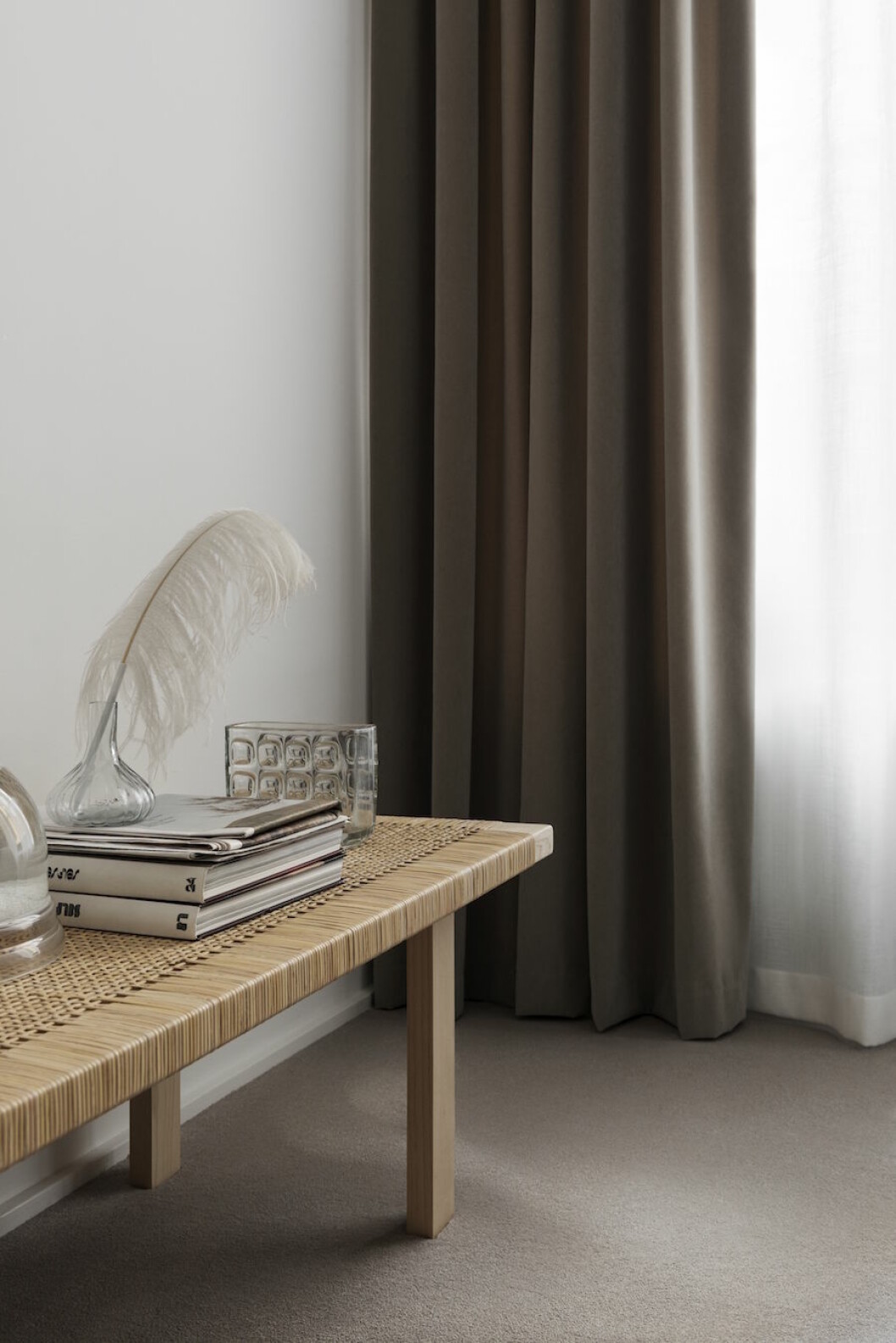 <em>Bänk Stockholm, Ikea, glas Snowglobe, Martin Margiela, vaser Rosendals trädgård och vintage.</em>