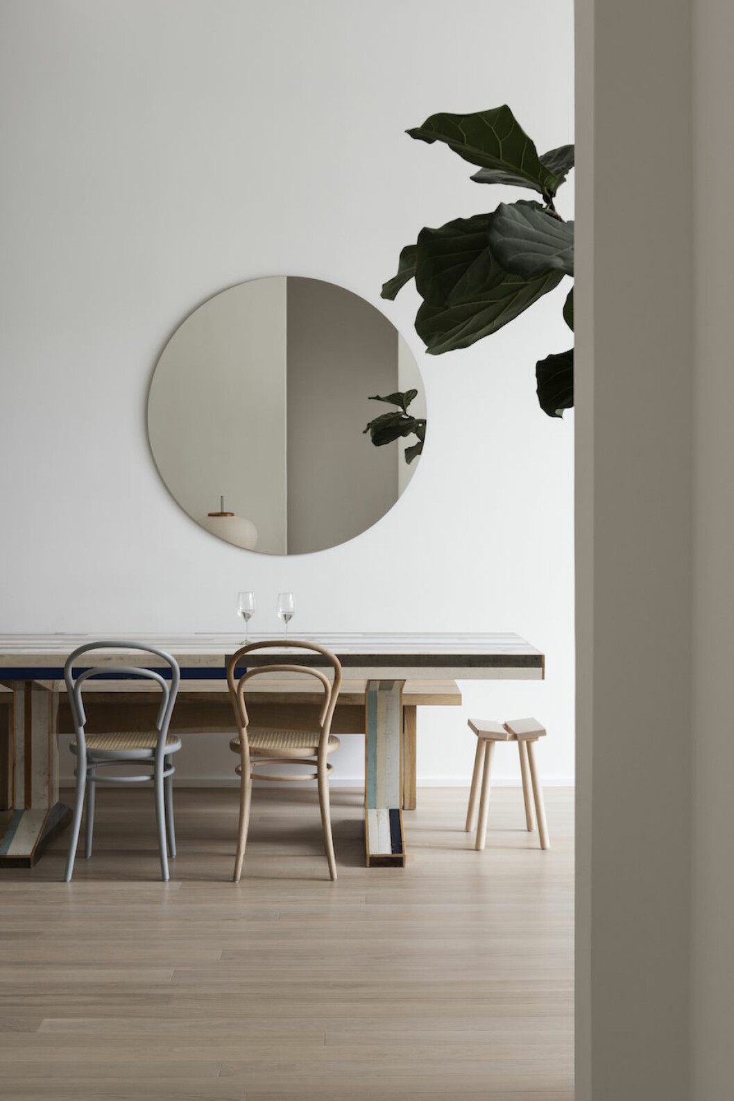 <em>Spegel Stockholm, Ikea, bord Piet Hein Eek, stolar Thonet, pall Ypperlig, Ikea. </em>