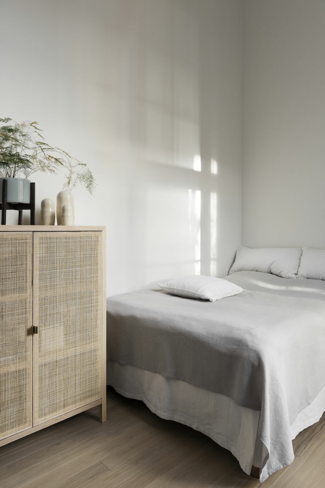 <em>I sovrummet står ett rottingskåp från Ikea. Vita babuschkor från Westers Margiela-period, vas från Room.</em>