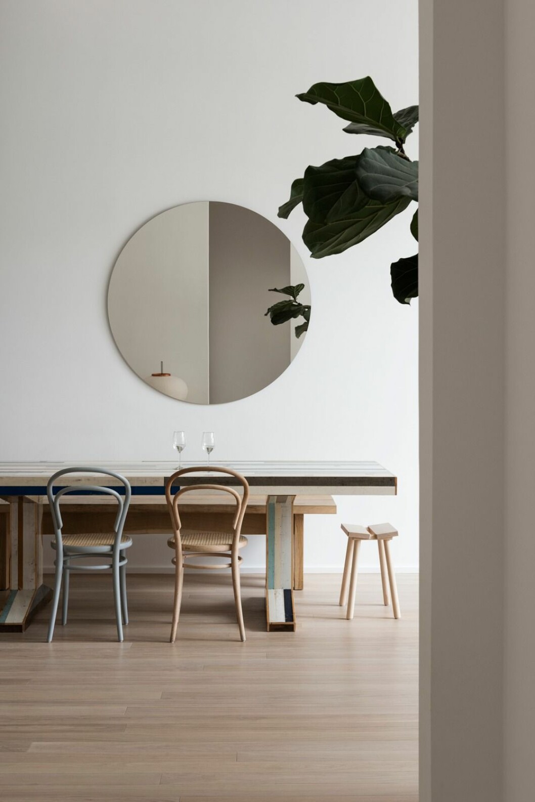 Matbordet Canteen scrapwood table av holländske designern Piet Hein Eek som Carin färgsatt själv. Foto: Erik Lefvander.