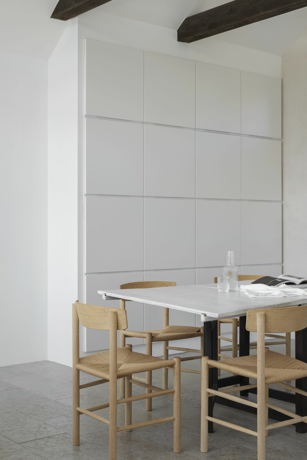 Fyra garderober från Kvik adderar ett estetiskt element vid matplatsen. Vitmålat matbord, antikt. Stolar J39 ritade av Børge Mogensen, Fredericia. Kanna och glas från Ferm Living. Fyra garderober från Kvik vid matplatsen. Vitmålat matbord, antikt. Stolar J39 ritade av Børge Mogensen, Fredericia. Kanna och glas från Ferm Living.