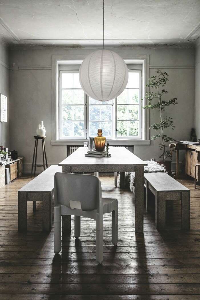 I matsalen är bord och bänkar fyndade på Blocket, tillverkade för ett kontor på Münchenbryggeriet. Stolarna kommer från Joe Colombo, hittade på DBA (danska motsvarigheten till Blocket). Lampan är Ikea och snickarbänken brukade stå i familjens sommarhus. Matsal med mycket ljusa färger.